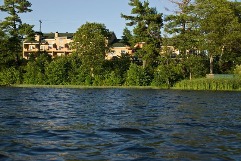 Hotel Lac Brome Лак-Бром Экстерьер фото