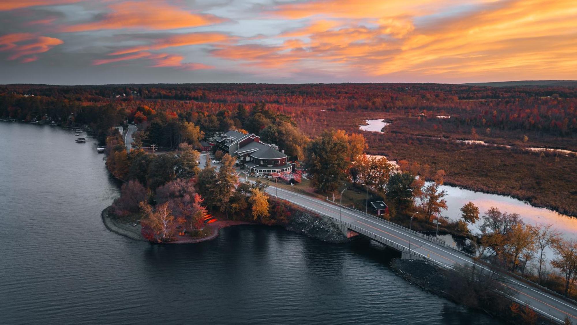 Hotel Lac Brome Лак-Бром Экстерьер фото