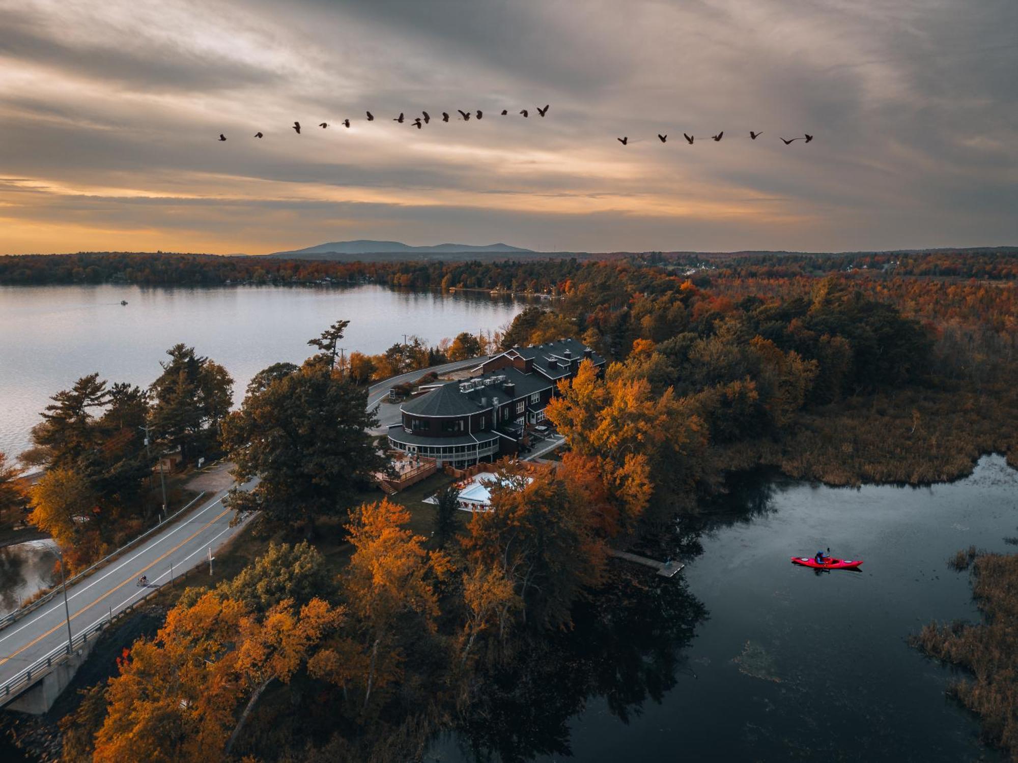 Hotel Lac Brome Лак-Бром Экстерьер фото